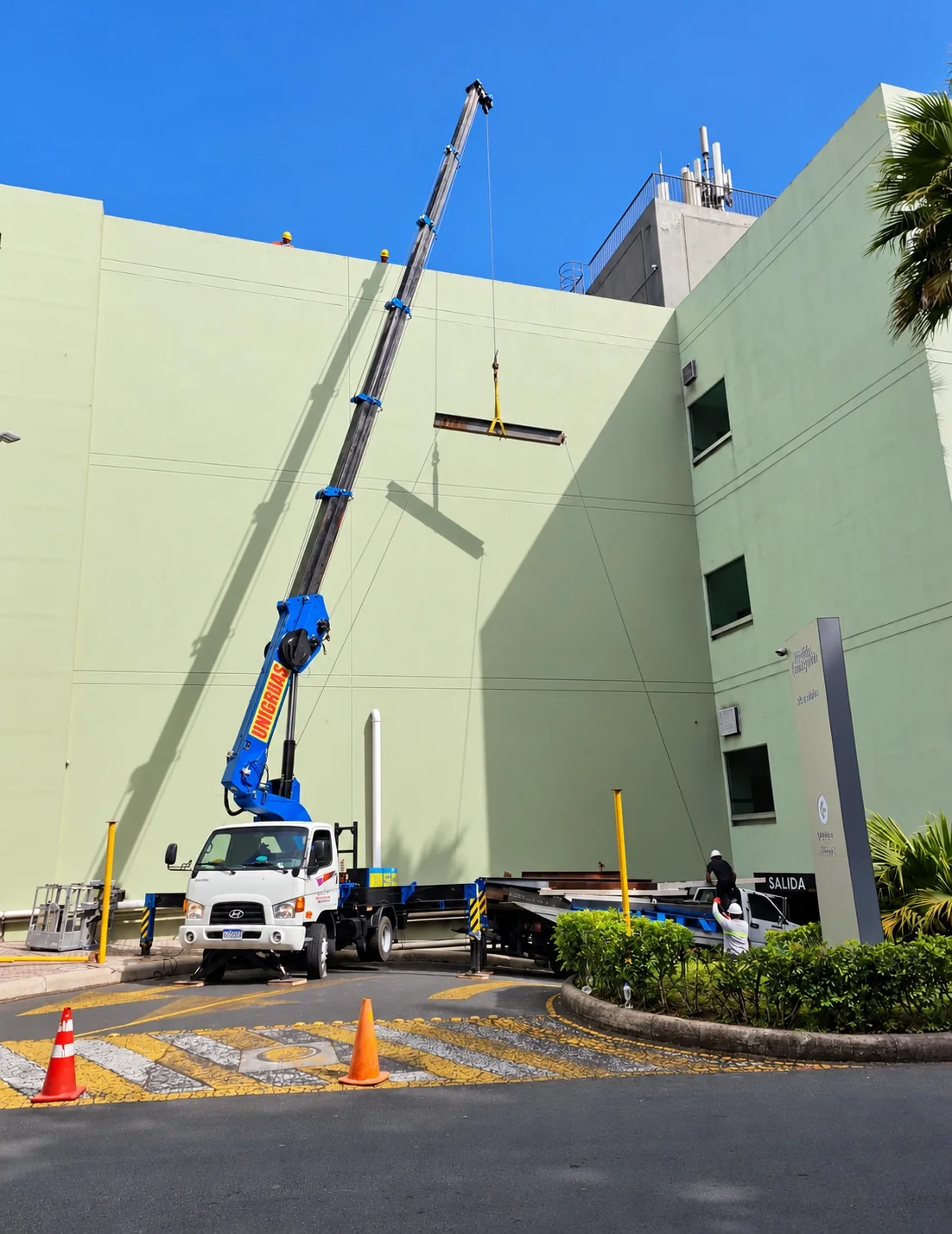 Grúa telescópica de UNIGRUAS en una maniobra junto a un edificio