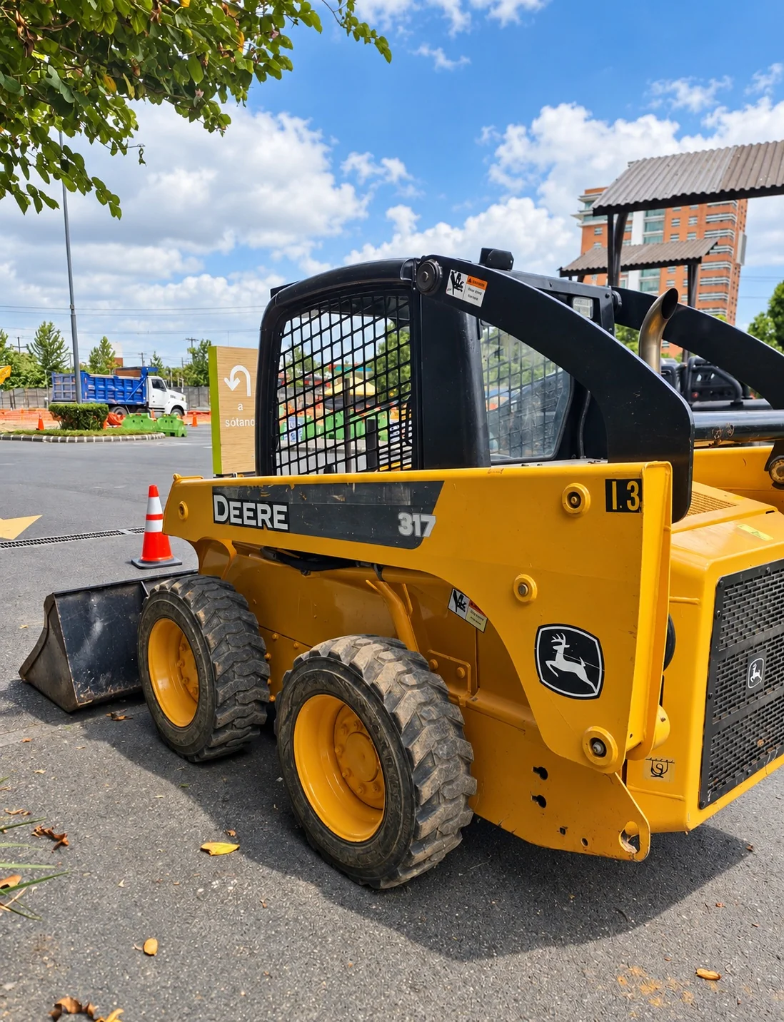 Minicargador amarillo de UNIGRUAS para trabajos de construcción