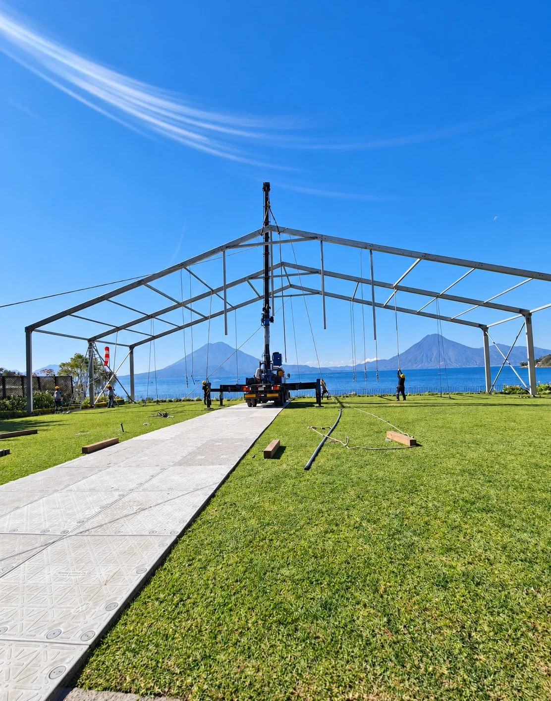 Montaje de una estructura metálica con equipo de UNIGRUAS